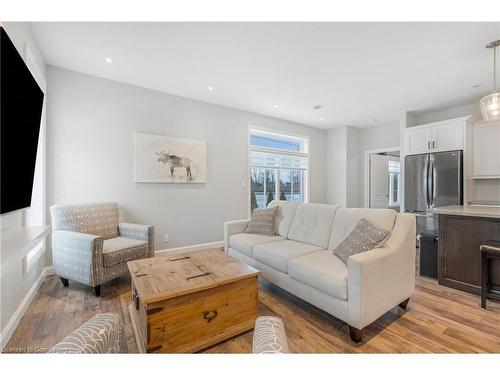 10-740 Main Street E, Dunnville, ON - Indoor Photo Showing Living Room