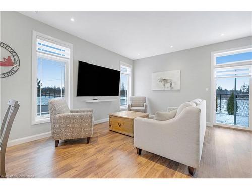 10-740 Main Street E, Dunnville, ON - Indoor Photo Showing Living Room