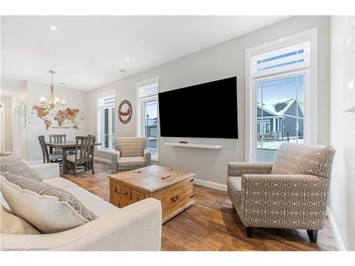 10-740 Main Street E, Dunnville, ON - Indoor Photo Showing Living Room