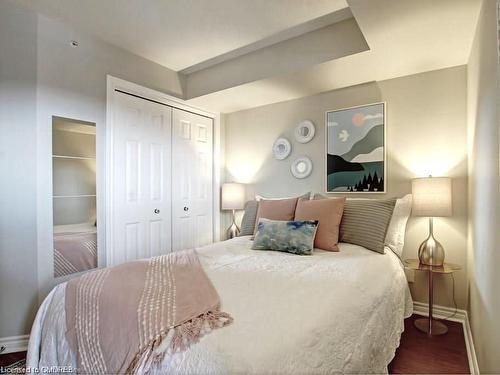 408-4013 Kilmer Drive, Burlington, ON - Indoor Photo Showing Bedroom