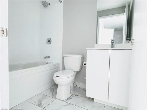 5007-30 Shore Breeze Drive, Toronto, ON - Indoor Photo Showing Bathroom