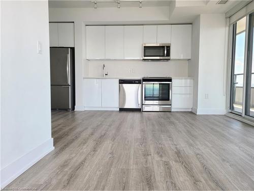 5007-30 Shore Breeze Drive, Toronto, ON - Indoor Photo Showing Kitchen