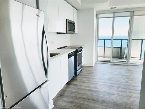 5007-30 Shore Breeze Drive, Toronto, ON - Indoor Photo Showing Kitchen