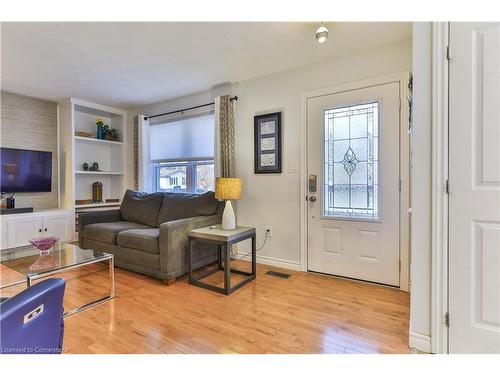 71 Lee Avenue, Simcoe, ON - Indoor Photo Showing Living Room