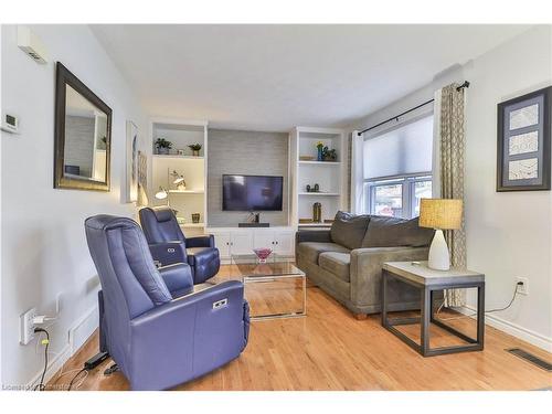 71 Lee Avenue, Simcoe, ON - Indoor Photo Showing Living Room