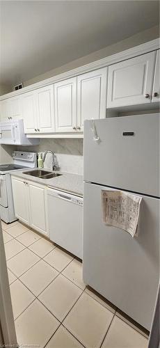 709-20 North Shore Boulevard W, Burlington, ON - Indoor Photo Showing Kitchen With Double Sink