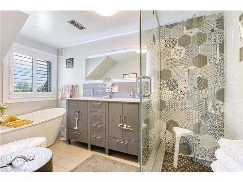 580 Fifty Road, Stoney Creek, ON - Indoor Photo Showing Bathroom