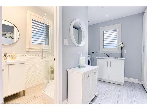 580 Fifty Road, Stoney Creek, ON - Indoor Photo Showing Bathroom