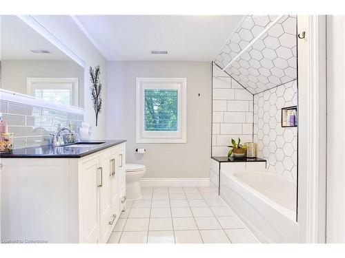 580 Fifty Road, Stoney Creek, ON - Indoor Photo Showing Bathroom