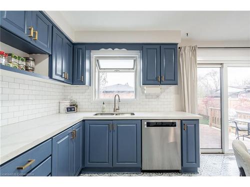 18 Warwick Road, Stoney Creek, ON - Indoor Photo Showing Kitchen With Stainless Steel Kitchen With Double Sink