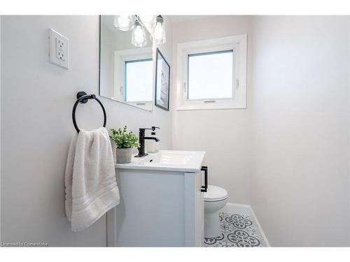 18 Warwick Road, Stoney Creek, ON - Indoor Photo Showing Bathroom