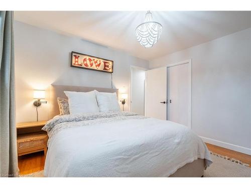 18 Warwick Road, Stoney Creek, ON - Indoor Photo Showing Bedroom