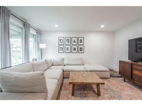 18 Warwick Road, Stoney Creek, ON - Indoor Photo Showing Living Room