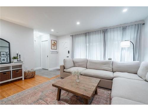 18 Warwick Road, Stoney Creek, ON - Indoor Photo Showing Living Room