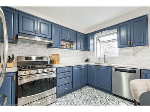 18 Warwick Road, Stoney Creek, ON - Indoor Photo Showing Kitchen With Stainless Steel Kitchen With Upgraded Kitchen