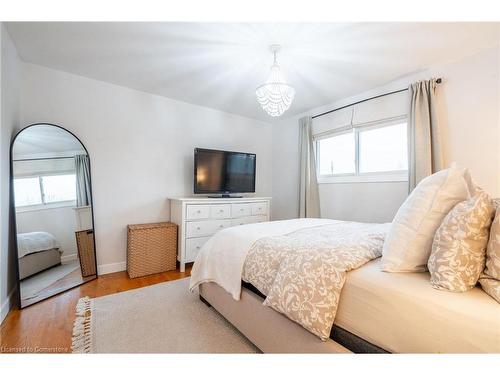 18 Warwick Road, Stoney Creek, ON - Indoor Photo Showing Bedroom