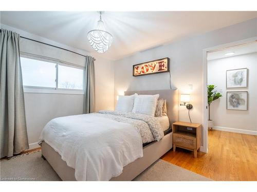 18 Warwick Road, Stoney Creek, ON - Indoor Photo Showing Bedroom