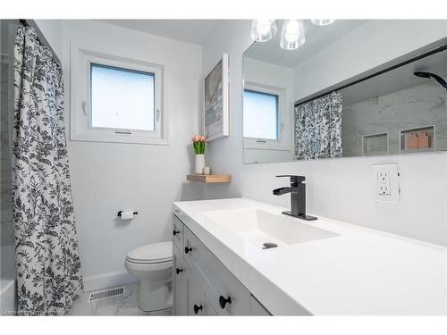 18 Warwick Road, Stoney Creek, ON - Indoor Photo Showing Bathroom