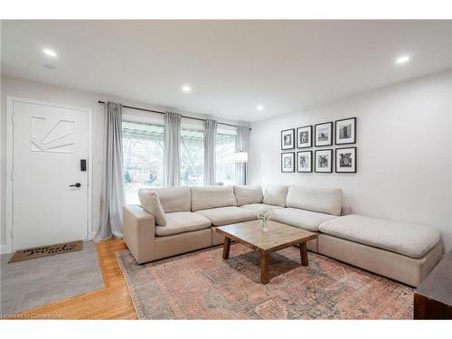 18 Warwick Road, Stoney Creek, ON - Indoor Photo Showing Living Room