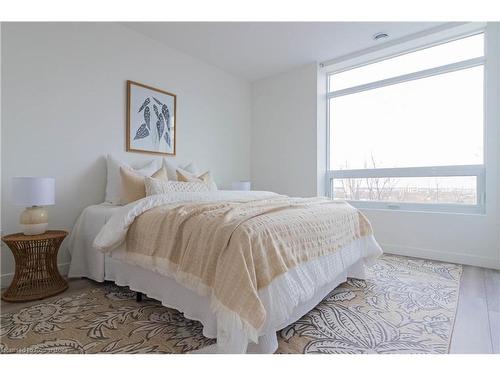 206-455 Charlton Avenue E, Hamilton, ON - Indoor Photo Showing Bedroom