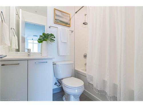 206-455 Charlton Avenue E, Hamilton, ON - Indoor Photo Showing Bathroom