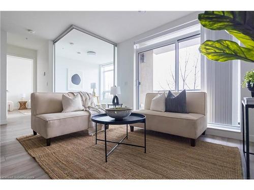 206-455 Charlton Avenue E, Hamilton, ON - Indoor Photo Showing Living Room