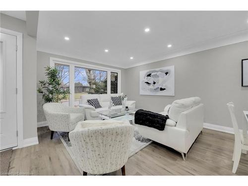 72 Sanatorium Road, Hamilton, ON - Indoor Photo Showing Living Room