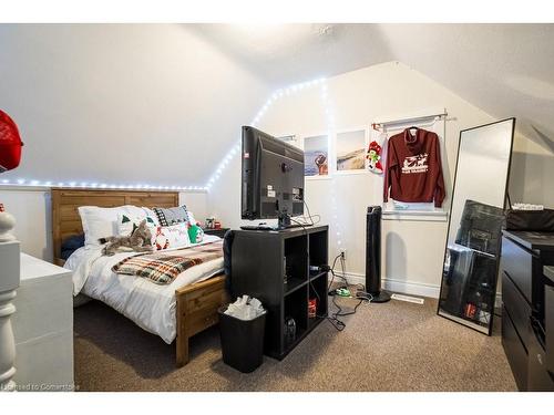 109 Royal Avenue, Hamilton, ON - Indoor Photo Showing Bedroom