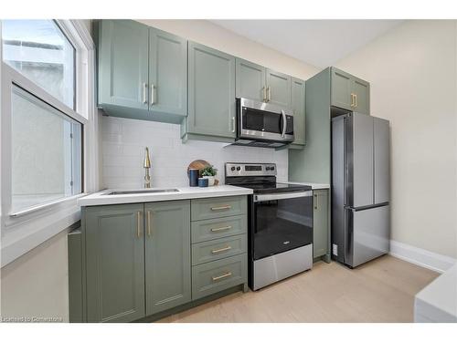 22 Windsor Street, Hamilton, ON - Indoor Photo Showing Kitchen