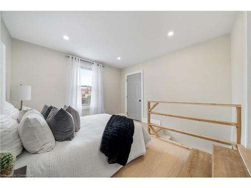 22 Windsor Street, Hamilton, ON - Indoor Photo Showing Bedroom