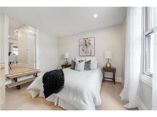 22 Windsor Street, Hamilton, ON - Indoor Photo Showing Bedroom