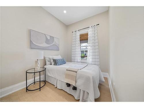 22 Windsor Street, Hamilton, ON - Indoor Photo Showing Bedroom