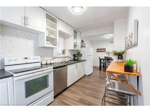 6584 Orchard Avenue, Niagara Falls, ON - Indoor Photo Showing Kitchen With Double Sink