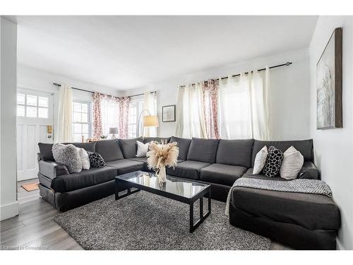 6584 Orchard Avenue, Niagara Falls, ON - Indoor Photo Showing Living Room