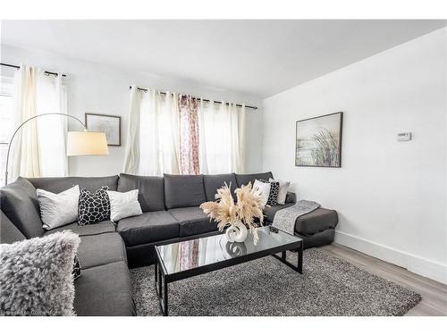 6584 Orchard Avenue, Niagara Falls, ON - Indoor Photo Showing Living Room