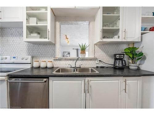 6584 Orchard Avenue, Niagara Falls, ON - Indoor Photo Showing Kitchen With Double Sink