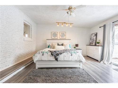 6584 Orchard Avenue, Niagara Falls, ON - Indoor Photo Showing Bedroom