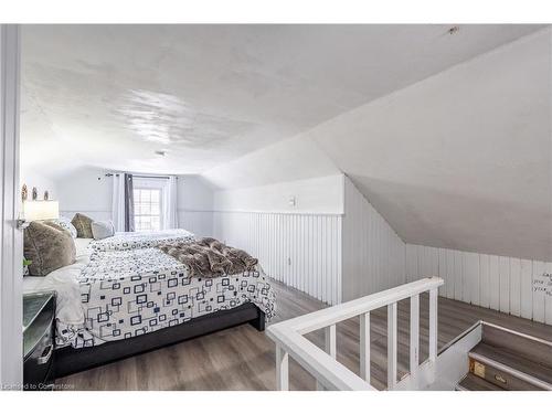 6584 Orchard Avenue, Niagara Falls, ON - Indoor Photo Showing Bedroom