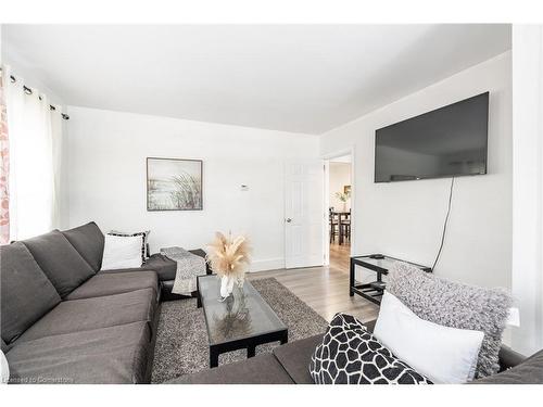 6584 Orchard Avenue, Niagara Falls, ON - Indoor Photo Showing Living Room