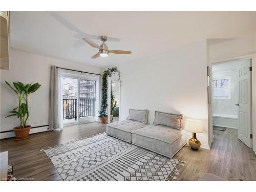 407-40 Robinson Street, Hamilton, ON - Indoor Photo Showing Living Room