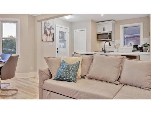 Upper-5 Sunning Hill Avenue, Hamilton, ON - Indoor Photo Showing Living Room