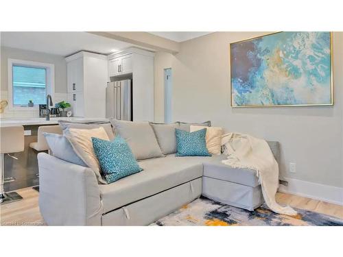 Upper-5 Sunning Hill Avenue, Hamilton, ON - Indoor Photo Showing Living Room