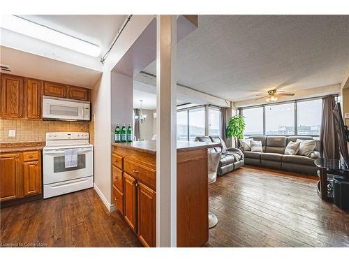 1908-150 Charlton Avenue E, Hamilton, ON - Indoor Photo Showing Kitchen