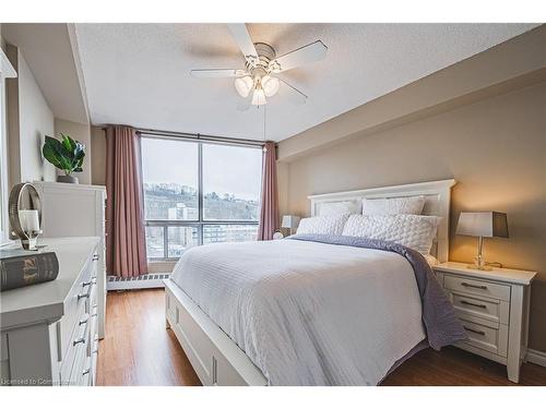 1908-150 Charlton Avenue E, Hamilton, ON - Indoor Photo Showing Bedroom