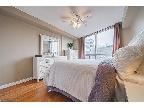 1908-150 Charlton Avenue E, Hamilton, ON - Indoor Photo Showing Bedroom