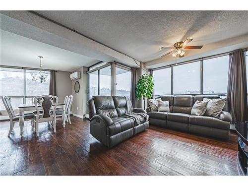 1908-150 Charlton Avenue E, Hamilton, ON - Indoor Photo Showing Living Room