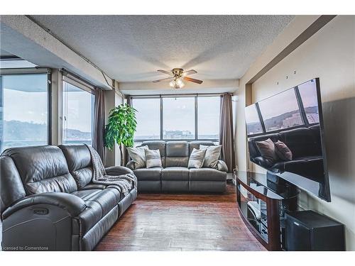 1908-150 Charlton Avenue E, Hamilton, ON - Indoor Photo Showing Living Room