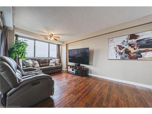 1908-150 Charlton Avenue E, Hamilton, ON - Indoor Photo Showing Living Room