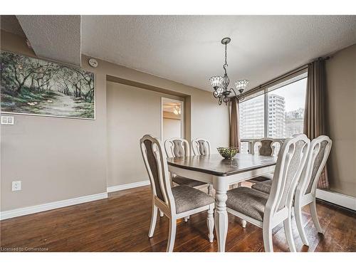 1908-150 Charlton Avenue E, Hamilton, ON - Indoor Photo Showing Dining Room