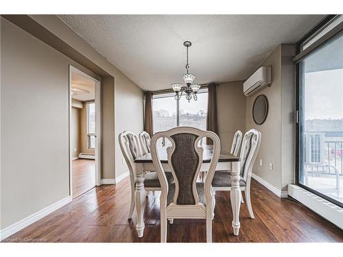 1908-150 Charlton Avenue E, Hamilton, ON - Indoor Photo Showing Dining Room